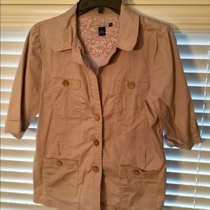 Super cute button up jacket. Great with jeans!